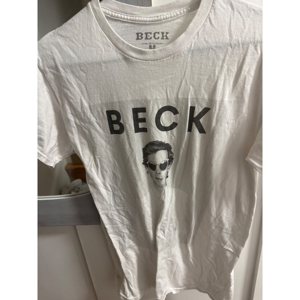 Beck Graphic T-Shirt Mens Medium White Short Sleeve Rock Band Tee Heart Sunglass